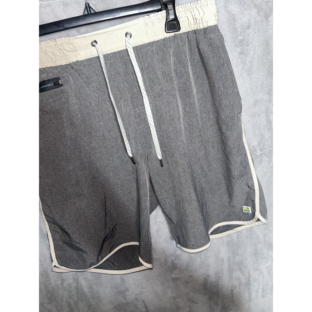 Vuori Banks Shorts Mens Large 8" Inseam Gray Stretch Athletic Performance V330